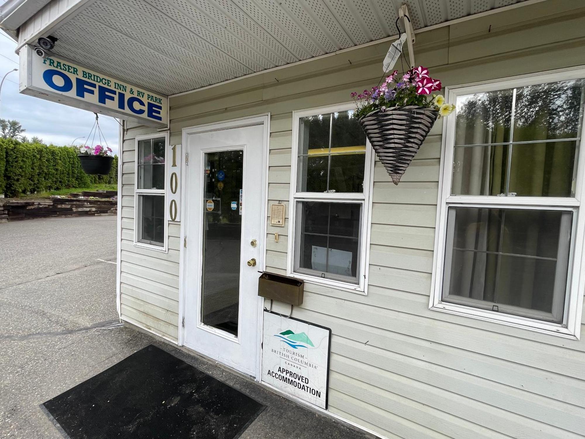 Fraser Bridge Inn Quesnel Esterno foto