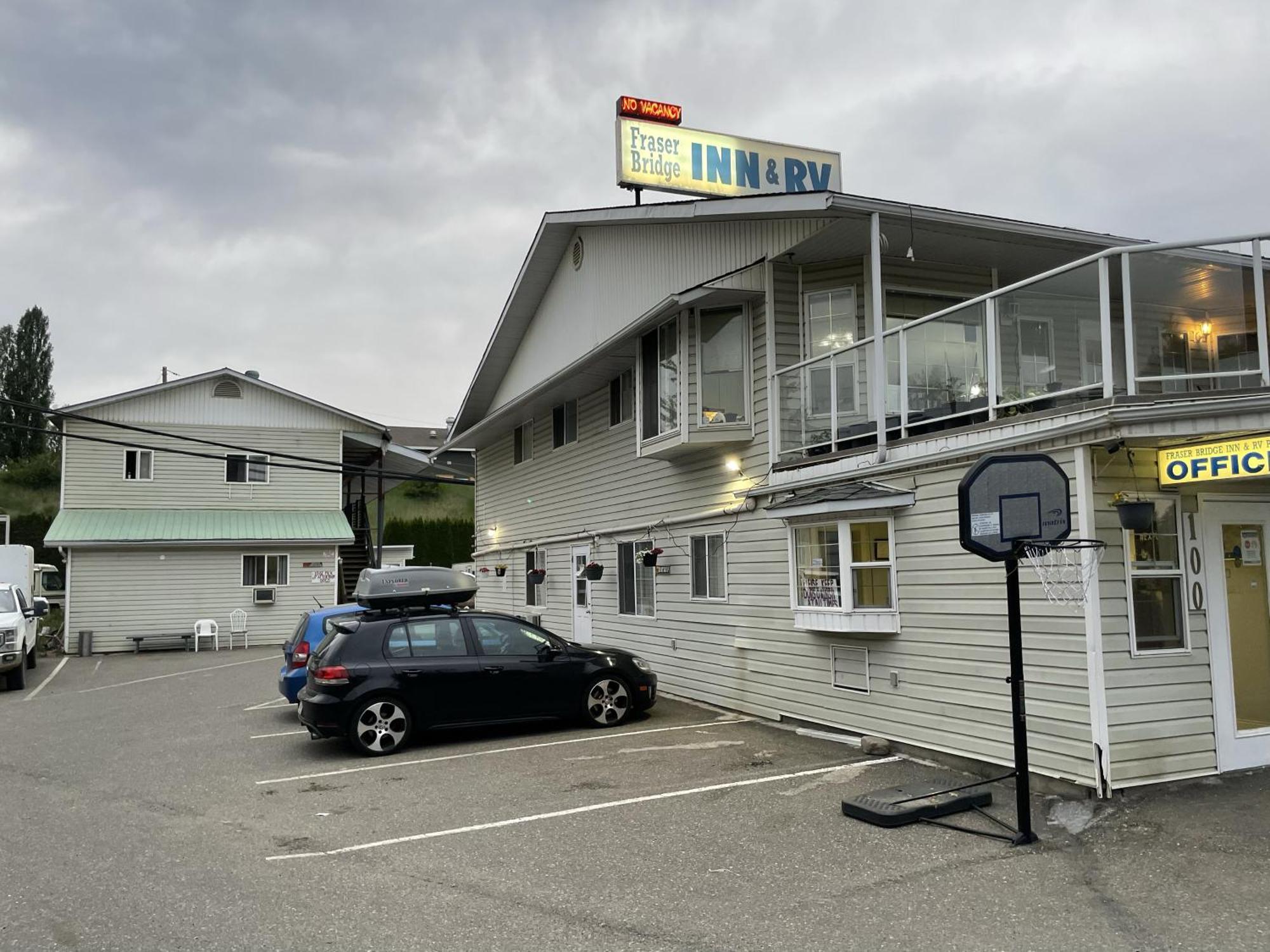 Fraser Bridge Inn Quesnel Esterno foto